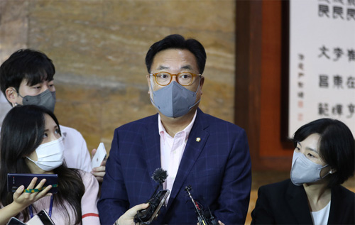 ▲ 국민의힘 비상대책위원장에 내정된 정진석 국회부의장이 8일 오전 국회로 출근해 기자들의 질문에 답하고 있다.<사진제공=뉴시스>