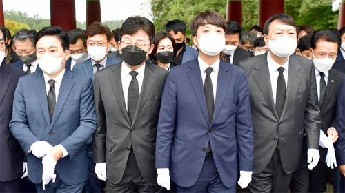 ▲ 지난해 10월 11일 이준석 당시 국민의힘 대표와 원희룡·유승민·윤석열 대선 경선 후보가 광주 북구 운정동 국립5·18민주묘지 참배를 위해 이동하고 있는 모습. <사진제공=뉴시스>