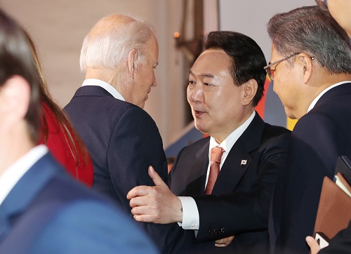 ▲ 윤석열 대통령이 지난 21일(현지시간) 뉴욕 한 빌딩에서 열린 글로벌펀드 제7차 재정공약회의를 마친 후 조 바이든 미국 대통령과 대화하고 있는 모습. <사진제공=뉴시스>