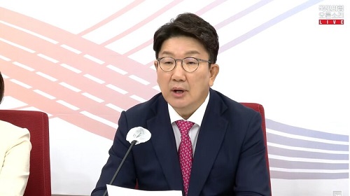 ▲ 권성동 당시 국민의힘 원내대표 겸 당대표 직무대행이 7월 17일 오전 국회 본관 239호에서 취임 100일 기자간담회에서 발언하고 있다. 이 자리에서 권성동 전 대표는 “제가 이 자리에서 약속드린다. 언론을 장악하겠다는 의도도, 계획도 없다. 그런 생각조차 해본 일이 없다”고 주장했다. Ⓒ국민의힘 오른소리 TV 갈무리