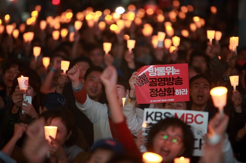 ▲ 2017년 9월 22일 광화문 파이낸스센터 앞에서 열린 10차 ‘돌마고 파티’. 행사에 참석한 시민들이 적폐이사 퇴출과 공영방송 정상화를 요구하는 구호를 외치고 있다. 참고로 '돌마고'는 ‘돌아오라! 마봉춘(MBC)·고봉순(KBS)’의 줄임말로, 이명박·박근혜 정권 당시 KBS와 MBC 노조의 총파업을 응원하고 공영방송을 정상화하기 위해 진행된 집회를 말한다. Ⓒ전국언론노조