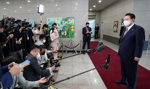 ▲ 윤석열 대통령이 29일 서울 용산 대통령실 청사로 출근하며 취재진 질문에 답하고 있다. <사진제공=뉴시스>