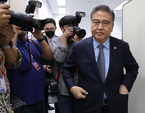 ▲ 국회 본회의에서 더불어민주당 의원 전원이 발의한 '박진 외교부장관 해임안'이 통과된 가운데 박진 외교부 장관이 30일 오전 서울 종로구 외교부 기자실을 찾아 몇 마디를 밝힌 후 나서고 있는 모습. <사진제공=뉴시스>