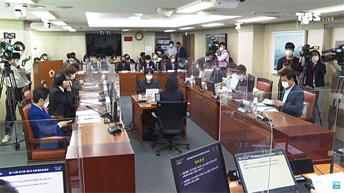 ▲ 지난 26일 ‘서울특별시 미디어재단 티비에스 설립 및 운영에 관한 조례 폐지 조례안’ 공청회 현장. 이날 공청회는 국민의힘 소속 시의원들이 지난 7월4일 발의한 ‘서울특별시 미디어재단 티비에스 설립 및 운영에 관한 조례 폐지 조례안'과 관련해 찬반 의견을 수렴하기 위해 열렸다. ⓒTBS 시민의방송 유튜브 화면 갈무리