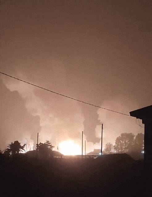 ▲ 우리 군이 발사한 현무-2C 탄도미사일 1발이 10월 4일 밤 강릉 부대 내에 낙탄하면서 불길과 큰 폭발음이 발생했다. <사진=커뮤니티 캡쳐. 뉴시스>