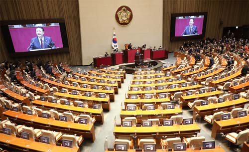 ▲ 윤석열 대통령이 25일 서울 여의도 국회 본회의장에서 2023년도 예산안 시정연설을 하고 있다. 이날 더불어민주당 의원들이 불참해 자리가 비어 있다.<사진제공=뉴시스>