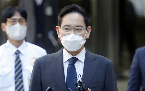 ▲ 이사회 의결을 거쳐 회장으로 승진한 이재용 삼성전자 회장이 27일 서울 서초구 서울중앙지방법원에서 열린 삼성 부당합병 의혹 오전 공판을 마치고 취임 소감을 말하고 있다. <사진제공=뉴시스>