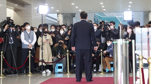 ▲ 윤석열 대통령이 10일 서울 용산 대통령실 청사로 출근하며 취재진 질문에 답변하고 있는 모습. <사진제공=뉴시스>
