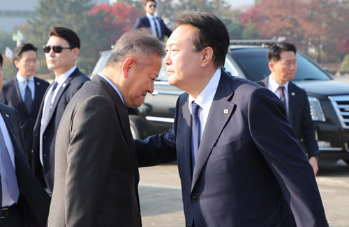 ▲ 아세안 및 G20 정상회의 참석 등 동남아 순방을 위해 출국하는 윤석열 대통령이 11일 경기도 성남 서울공항에서 이상민 행정안전부 장관과 인사하고 있다. <사진제공=뉴시스>