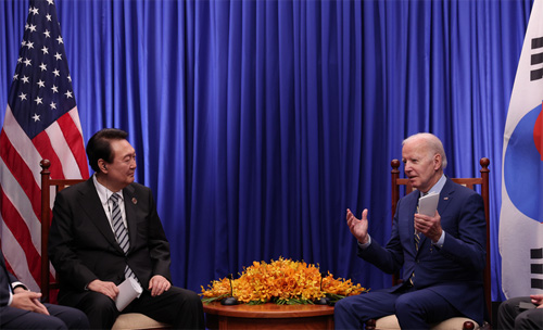 ▲ 윤석열 대통령과 조 바이든 미국 대통령이 13일(현지시간) 프놈펜 한 호텔에서 열린 한미 정상회담을 하고 있다. <사진=대통령실 제공, 뉴시스>