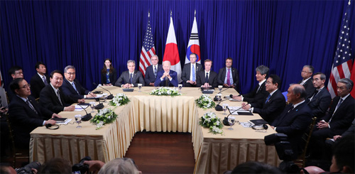 ▲ 윤석열 대통령이 13일(현지시간) 프놈펜 한 호텔에서 조 바이든 미국 대통령, 기시다 후미오 일본 총리와 한미일 정상회담을 하고 있다. <사진제공=뉴시스>