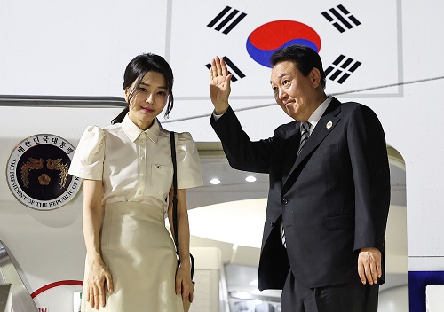 ▲ 윤석열 대통령과 부인 김건희 씨가 13일(현지시간) 프놈펜 국제공항에서 G20 정상회의 참석을 위해 인도네시아 발리로 향하는 공군 1호기에 올라 인사하고 있는 모습. <사진제공=뉴시스>
