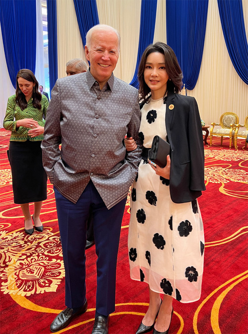 ▲ 윤석열 대통령 부인 김건희 여사가 지난 12일(현지시간) 오후 프놈펜 쯔로이짱바 국제 컨벤션 센터에서 열린 캄보디아 주최 갈라 만찬에서 조 바이든 미국 대통령과 기념촬영을 하고 있다.<사진=대통령실 제공, 뉴시스>