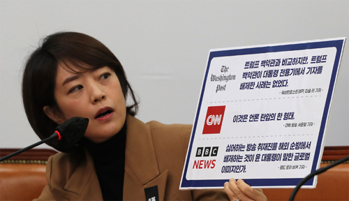 ▲ 고민정 더불어민주당 의원이 11일 오전 서울 여의도 국회에서 열린 최고위원회의에서 MBC 취재진의 대통령 전용기 탑승불허와 관련해 발언하고 있다.<사진제공=뉴시스>