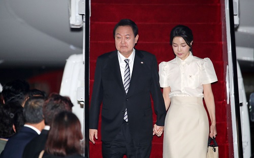 ▲ 윤석열 대통령과 부인 김건희 씨가 지난 13일(현지시간) 발리 국제공항에 도착해 공군 1호기에서 내리고 있는 모습. <사진제공=뉴시스>
