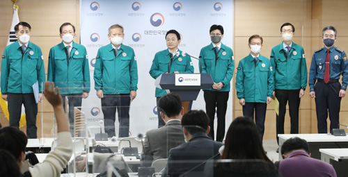 ▲ 원희룡 국토교통부 장관 및 관련 부처 장관들이 24일 오전 서울 종로구 정부서울청사에서 화물연대 운송거부 철회 촉구 정부 담화문 발표를 마친후 기자들의 질문을 받고 있다. 왼쪽부터 장영진 산업통상자원부 1차관, 조승환 해양수산부 장관, 이상민 행정안전부 장관, 원희룡 국토교통부 장관, 한동훈 법무부 장관, 이정식 고용노동부 장관, 방문규 국무조정실장, 윤희근 경찰청장. <사진제공=뉴시스>