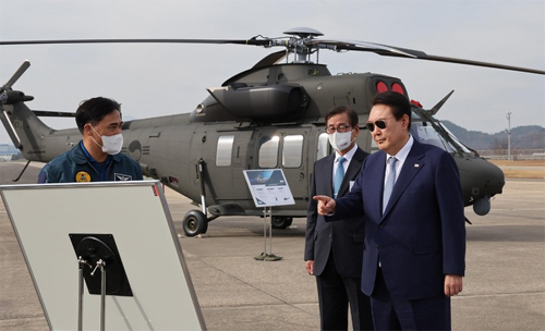 ▲ 윤석열 대통령이 24일 오전 경남 사천 한국항공우주산업(KAI)을 방문해 KF-21 등 전시된 전투기 및 헬기를 참관하고 있다. <사진제공=대통령실통신사진기자단, 뉴시스>