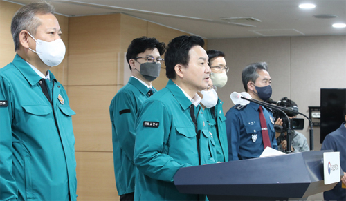 ▲ 원희룡 국토교통부 장관 및 관련 부처 장관들이 24일 오전 서울 종로구 정부서울청사에서 화물연대 운송거부 철회 촉구 정부 담화문 발표를 하고 있다. 왼쪽부터 이상민 행정안전부 장관, 원희룡 국토교통부 장관, 한동훈 법무부 장관, 이정식 고용노동부 장관, 방문규 국무조정실장, 윤희근 경찰청장. <사진제공=뉴시스>