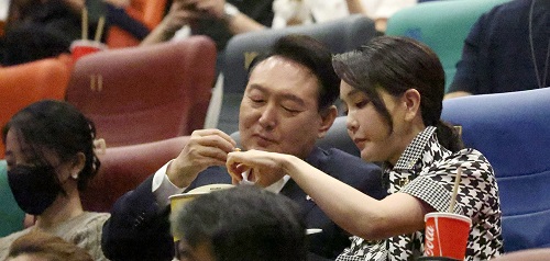 ▲ 윤석열 대통령과 부인 김건희 씨가 지난 6월12일 오후 서울 시내 한 영화관에서 영화 '브로커' 관람 전 팝콘을 먹고 있는 모습. <사진제공=뉴시스>