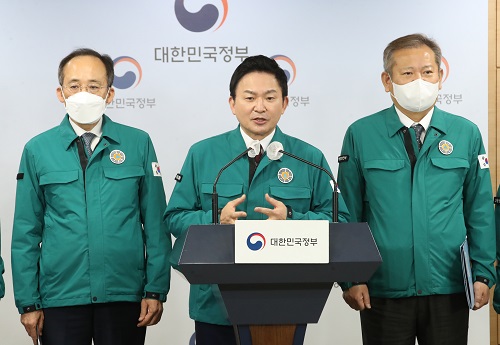 ▲ 추경호 경제부총리 겸 기획재정부 장관이 29일 오전 서울 종로구 정부서울청사에서 화물연대 집단운송거부 관련 '업무개시명령 발동' 등 관계부처 합동브리핑을 하고 있는 모습. <사진제공=뉴시스>