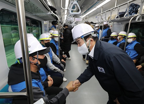 ▲ 원희룡 국토교통부장관이 1일 오전 서울 구로구 한국철도공사 구로차량기지에서 철도노조 파업 대비 군지원 대체승무원들을 격려하고 있다. 국토부는 철도노조 파업에 대비해 국방부 지원 군인력 304명 포함 총 645명의 대체인력(기관사, 전철차장 등)을 투입한다. <사진제공=뉴시스>
