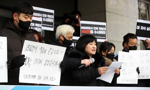 ▲ 이태원 참사 희생자인 배우 故 이지한 씨의 모친 조미은 씨가 지난 1일 서울 마포구 경찰청 이태원 사고 특별수사본부 앞에서 열린 민주사회를 위한 변호사모임과 참여연대, 이태원 참사 유가족 주최 기자회견에서 이상민 행정안전부 장관, 윤희근 경찰청장, 김광호 서울경찰청장 등 '진짜 책임자'에 대한 철저한 수사를 촉구하는 발언을 하고 있는 모습. <사진제공=뉴시스>