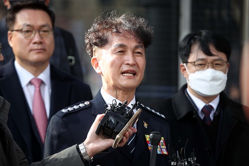 ▲ 류삼영 총경이 8일 서울 서대문구 경찰청에서 열린 중앙징계위원회에 출석하며 입장을 밝히고 있다. 류 총경은 행정안전부 경찰국 설치에 반대해 전국 경찰서장 회의를 주도했다가 대기발령됐다. <사진제공=뉴시스>