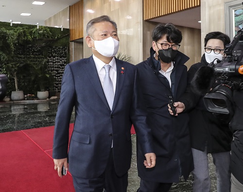 ▲ 이상민 행정안전부 장관이 12일 오후 서울 종로구 세종대로 정부서울청사에서 점심식사를 하기 위해 밖으로 이동하고 있다. 지난 11일 더불어민주당이 발의한 이상민 행정안전부 장관 해임안이 국회 본회의를 통과했다. <사진제공=뉴시스>