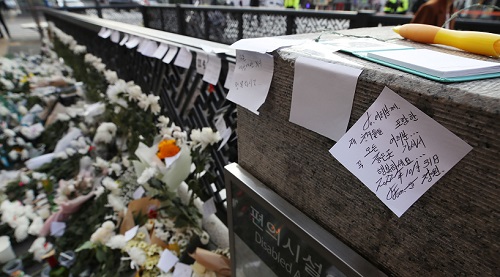 ▲ 지난 10월 31일, 이태원 참사 현장 인근인 이태원역 1번출구 앞 희생자 추모공간에 시민들이 남긴 추모 메시지가 붙여져 있다. <사진제공=뉴시스>