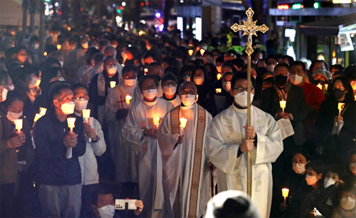 ▲ 천주교정의구현전국사제단 사제들과 시민들이 지난 11월 14일 서울 중구 파이낸스센터 앞에서 '용산 이태원 참사 희생자들을 위한 추모미사'를 드리고 있는 모습.<사진제공=뉴시스>