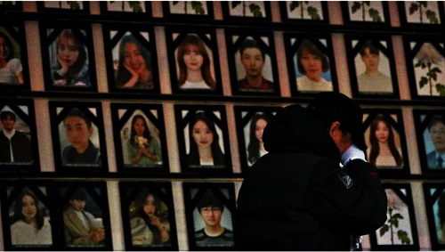 ▲ 10.29 이태원참사 시민분향소 사진을 1면에 보도한 한국일보