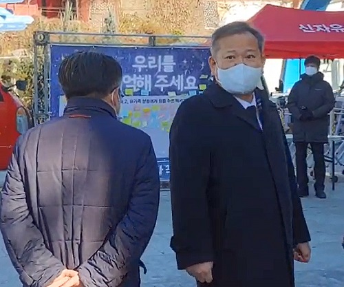 ▲ 이상민 행정안전부 장관이 설 연휴 첫날인 21일 오전 서울 용산구 10·29 이태원참사 희생자 시민분향소를 별도 연락과 예고 없이 찾았다. 동행한 사람들은 분향소 뒷쪽의 텐트 지퍼를 허락없이 여는 모습도 영상에 포착됐다. 현장에 있던 시민대책회의 관계자들의 정부의 공식 사과 및 사퇴 촉구 등 항의와 "공식적인 방문이냐, 개인적인 방문이냐"는 질문에 답을 하지 않고 5분만에 자리를 떠났다. <사진=10.29 이태원 참사 시민대책회의 제공 영상 캡처/뉴시스>