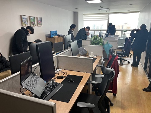 ▲ 서울경찰청 반부패·공공범죄수사대가 26일 오전 시민언론 '민들레' 사무실에서 공무상비밀누설 및 개인정보보호법 위반 등 혐의로 압수수색을 벌이고 있는 모습. <사진출처=강기석 시민언론 '민들레' 상임고문 페이스북>