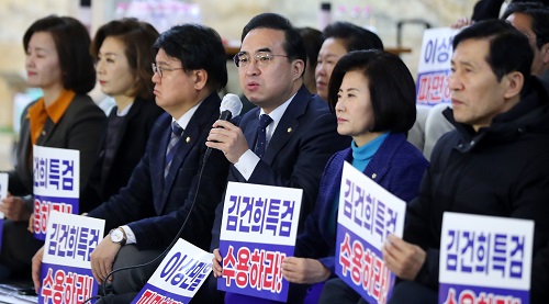 ▲ 박홍근 더불어민주당 원내대표를 비롯한 의원들이 지난 2일 오전 서울 여의도 국회에서 '김건희 특검 및 10.29 참사 책임자 파면'을 촉구하는 밤샘 농성토론 후 브리핑을 하고 있는 모습. <사진제공=뉴시스>