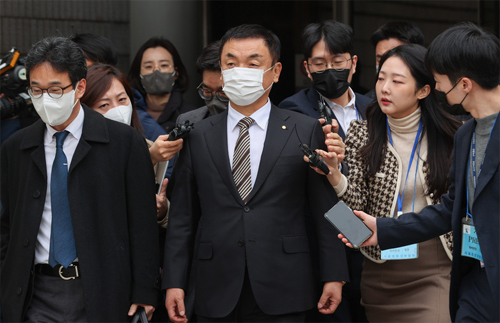 ▲ 권오수 전 도이치모터스 회장이 10일 오전 서울 서초구 서울중앙지방법원에서 열린 '도이치모터스 주가조작' 혐의 관련 1심 선고에서 징역2년, 집행유예3년을 선고받고 밖으로 나서고 있다.<사진제공=뉴시스>