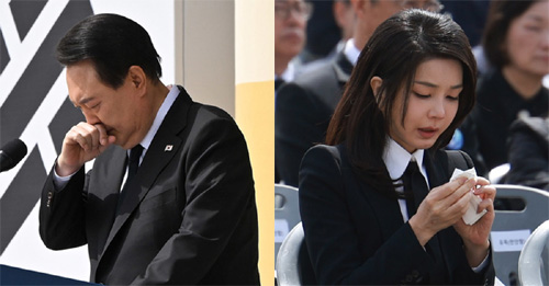 ▲ 윤석열(오른쪽) 대통령이 24일 대전 유성구 국립대전현충원에서 열린 제8회 서해수호의 날 기념식에서 서해수호 용사 55명의 이름을 부르기 전 울먹이고 있다. 김건희(왼쪽) 여사는 윤 대통령이 서해수호 용사 55명의 이름을 부르자 눈물을 흘리고 있다.(사진=대통령실 제공, 뉴시스)