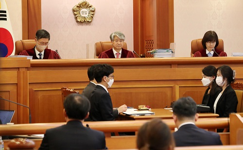 ▲ 문형배(왼쪽부터), 이종석, 이미선 헌법재판관이 4일 오후 서울 종로구 헌법재판소 소심판정에서 이상민 행정안전부 장관에 대한 탄핵 사건 첫 준비기일을 위해 자리하고 있는 모습. <사진제공=뉴시스>