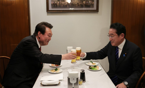 ▲ 윤석열 대통령과 기시다 후미오 일본 총리가 지난 3월 16일 친교 만찬을 마치고 도쿄 한 식당으로 자리를 옮겨 술잔을 들고 건배를 하고 있는 모습.<사진제공=뉴시스>