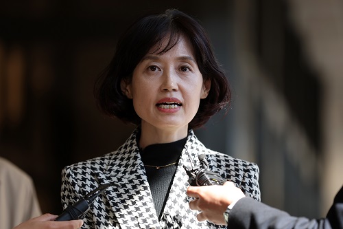 ▲ 박은정 광주지검 중요경제범죄조사단 부장검사(전 법무부 감찰담당관)가 지난해 10월19일 검찰에 출석하며 취재진 질의에 답변하고 있는 모습. <사진제공=뉴시스>