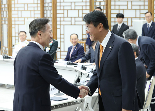 ▲ 김태효(오른쪽) 국가안보실 제1차장과 김관진 전 국방부 장관이 11일 서울 용산 대통령실 청사에서 열린 대통령 직속 국방혁신위원회 출범식에 앞서 악수하고 있다. <사진제공=대통령실통신사진기자단, 뉴시스>