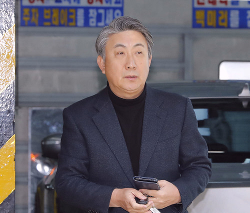 ▲ 2018년 3월 7일 이동관 전 청와대 홍보수석이 서울 강남구 이명박 전 대통령 사무실에 도착하고 있는 모습. <사진제공=뉴시스>