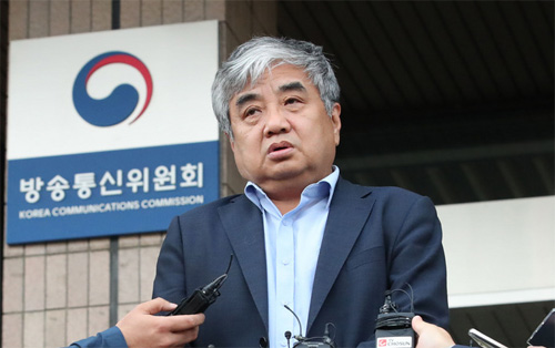 ▲ 한상혁 방송통신위원회 위원장이 지난 5월 30일 오후 경기 과천시 정부과천청사 방송통신위원회에서 나와 취재진의 질문에 답하고 있다. <사진제공=뉴시스>