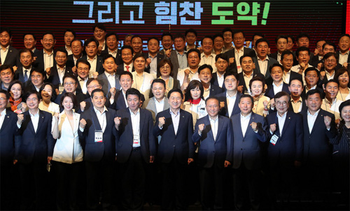 ▲ 김기현 국민의힘 당 대표가 2일 오전 서울 여의도 중소기업중앙회에서 열린 '전국 당협위원장 워크숍'에 참석해 기념촬영을 하고 있다.<사진제공=뉴시스>