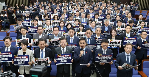 ▲ 이재명 더불어민주당 대표와 박광온 원내대표, 위성곤 후쿠시마 원전 오염수 방출 저지 대응단장 및 의원들이 12일 오전 서울 여의도 국회에서 열린 의원총회에서 구호를 외치고 있다. <사진제공=뉴시스>