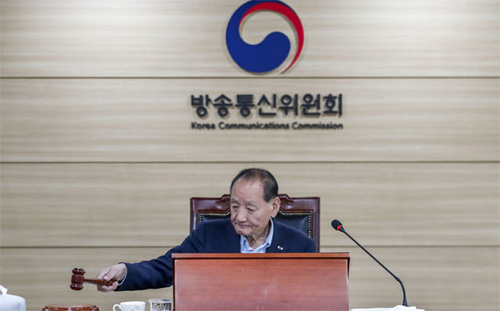 ▲ 김효재 방송통신위원회 위원장 직무대행이 14일 오전 경기 과천시 정부과천청사 방송통신위원회에서 열린 19차 위원회 회의에서 개회선언을 하고 있다.<사진제공=뉴시스>