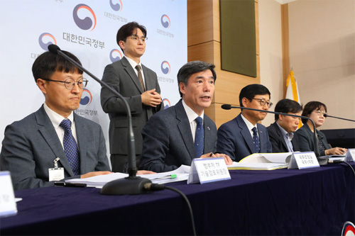 ▲ 박구연 국무조정실 국무1차장이 15일 오전 서울 종로구 정부서울청사 별관 브리핑실에서 후쿠시마 오염수 방류 관련 일일 브리핑을 하고 있다. <사진제공=뉴시스>