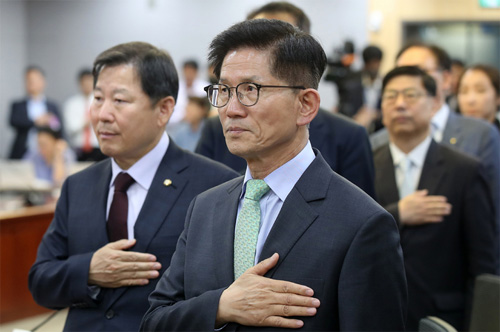 ▲ 지난 5월 4일 김문수 경제사회노동위원회 위원장 등이 서울 여의도 국회 의원회관에서 열린 대한민국 경제위기 극복 1년, 성과와 과제 '윤석열 정부 출범 1주년 평가 토론회'에서 국민의례를 하고 있는 모습. 왼쪽은 국민의힘 이철규 사무총장. <사진제공=뉴시스>