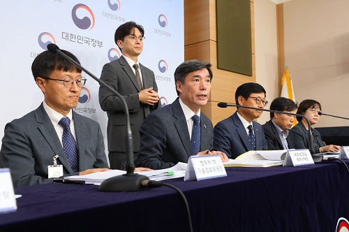 ▲ 박구연 국무조정실 국무1차장이 15일 오전 서울 종로구 정부서울청사 별관 브리핑실에서 후쿠시마 오염수 방류 관련 일일 브리핑을 하고 있는 모습. <사진제공=뉴시스>