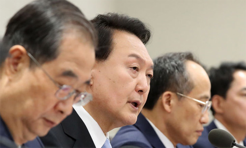 ▲ 윤석열 대통령이 지난 13일 서울 용산 대통령실 청사에서 열린 국무회의를 주재하고 있다. <사진제공=뉴시스>