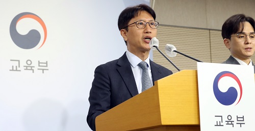 ▲ 이규민 한국교육과정평가원장이 지난 3월28일 세종시 정부세종청사에서 2024학년도 대학수학능력시험 시행 기본계획을 발표하고 있는 모습. 이날 이 원장은 지난해 대학수학능력시험과 올해 모의평가 결과 등 실증 자료를 바탕으로 적정 난이도를 달성할 수 있도록 노력하겠다고 밝혔다. <사진제공=뉴시스>